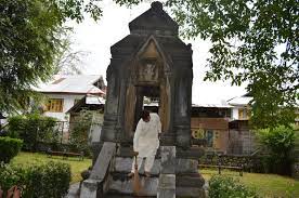 MUSLIM MAN SERVE FOR HINDU TEMPLE IN KASHMIR