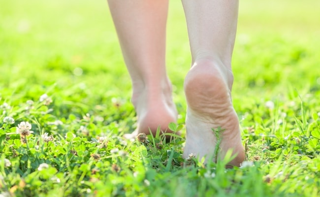 Know the benefits of walking barefoot