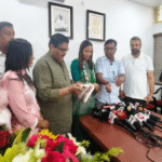 ହାତରେ ହାତ ମିଶାଇଲେ ସୁନିତା